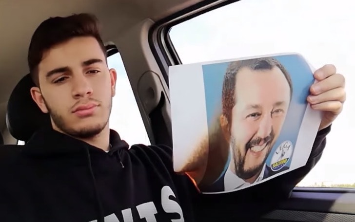 Matteo Salvini, su Facebook il video del contestatore che brucia la sua foto. E lui: "Il vincitore del premio simpatia"