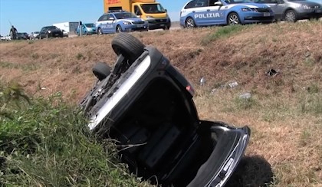 Incidente in A14, auto si ribalta e finisce nel fossato: 2 morti