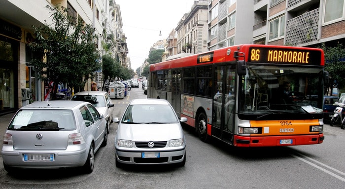 Roma, guerra a sosta selvaggia: a processo chi blocca i bus parcheggiando male