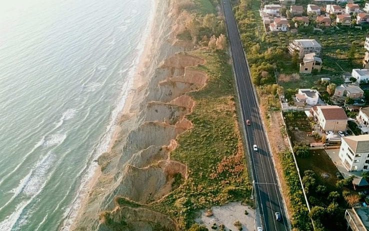 La strada di Montalbano a rischio frane: il mare e la burocrazia si mangiano la statale 640 (foto Mare Amico)