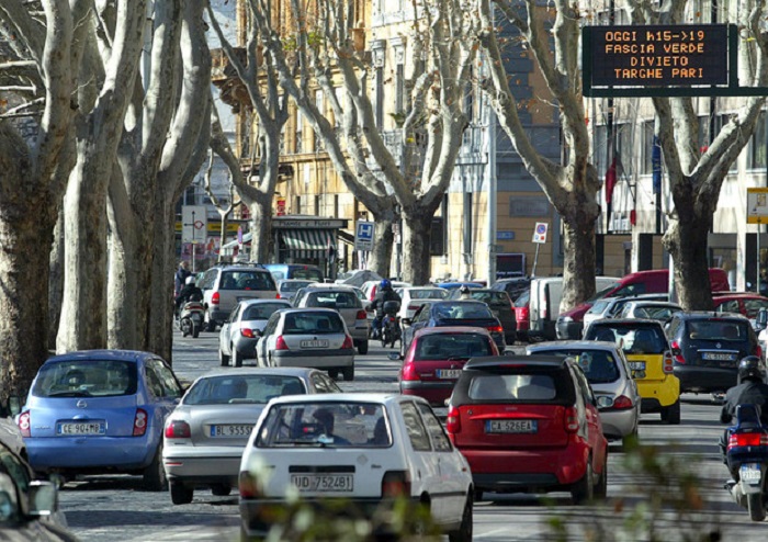 Toninelli: "Targa auto sarà portabile". Norma c'è da 9 anni, inapplicata perché sconveniente