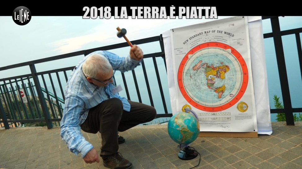 Un terrapiattista si oppone al complotto della dittatura sferica durante un servizio delle Iene