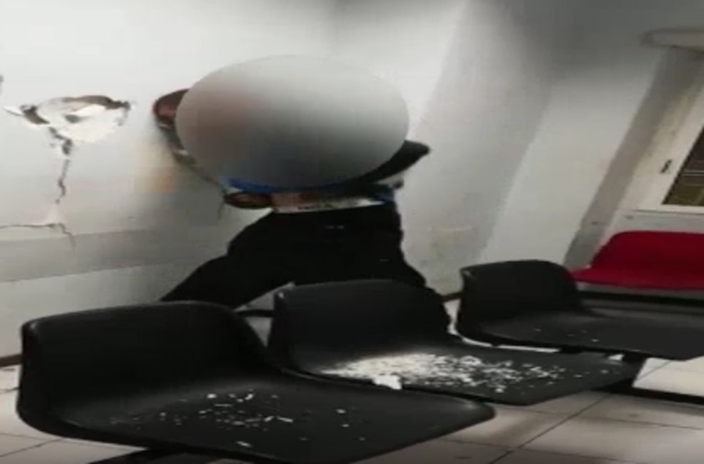 Roma, sfonda a testate la parete del commissariato: "Mi state a sequestrà" VIDEO