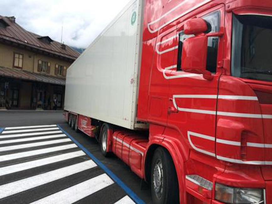 Ventimiglia, si nascondono nel Tir per varcare confine: rischiano di soffocare e chiamano la Finanza