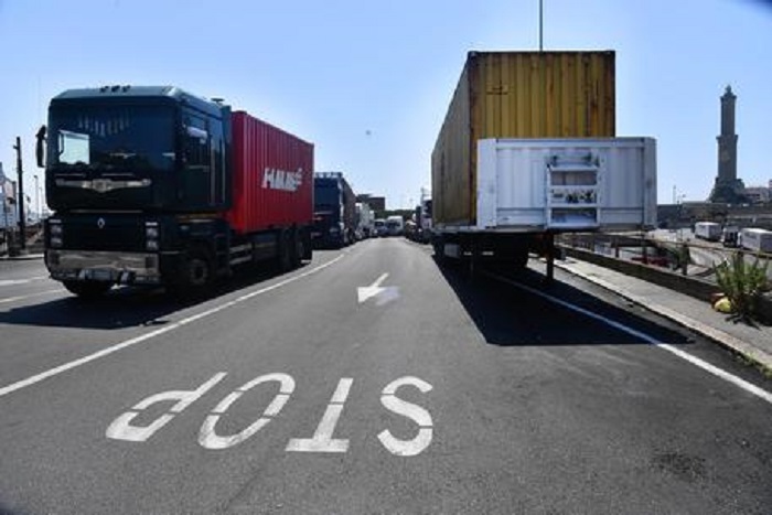 Vezzano (Trento): camionista muore travolto dalla motrice del suo tir