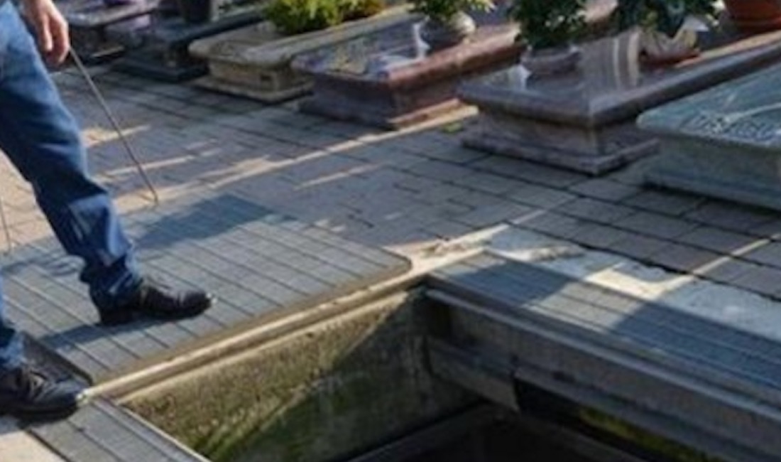 Sprofonda nella tomba dei genitori e si rompe un dente: fa causa al cimitero per 5 milioni di dollari
