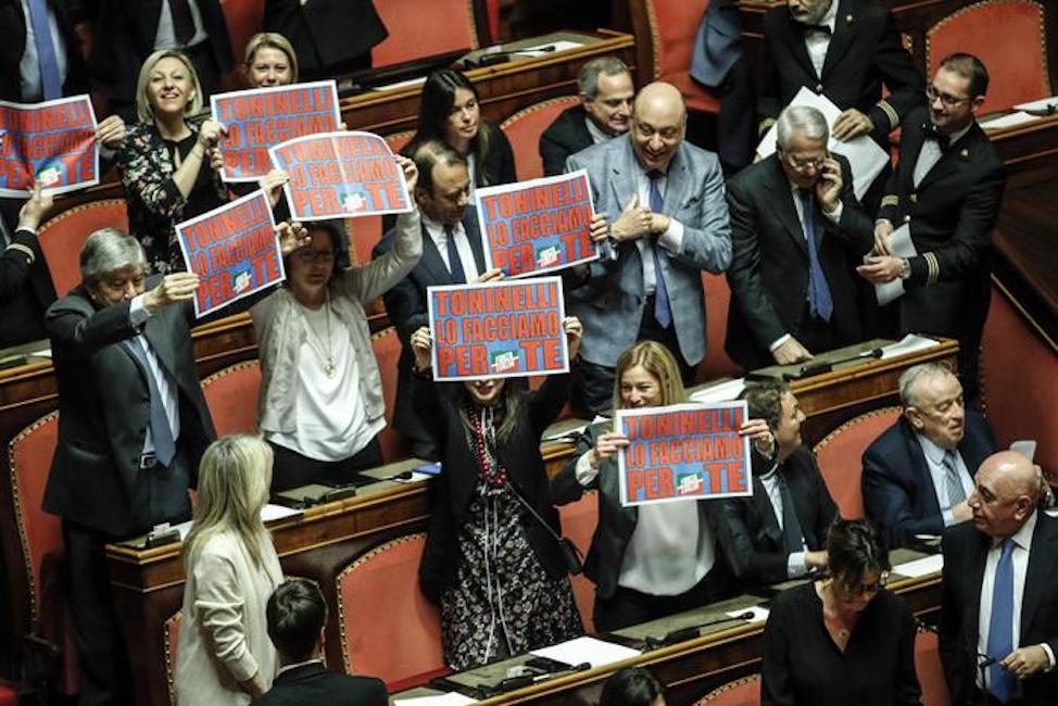 "Toninelli lo facciamo per te". I cartelli di Forza Italia che chiedono dimissioni ministro