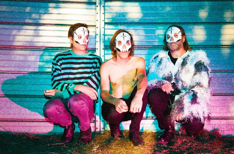 I Tre Allegri Ragazzi Morti, TARM, è un gruppo nato a Pordenone nel 1994. Del gruppo fanno parte Davide Toffolo (voce e chitarra), Enrico Molteni (basso) e Luca Masseroni (batteria e voce). Il nome della band deriva da “Cinque allegri ragazzi morti”, un romanzo a fumetti del cantante Davide Toffolo