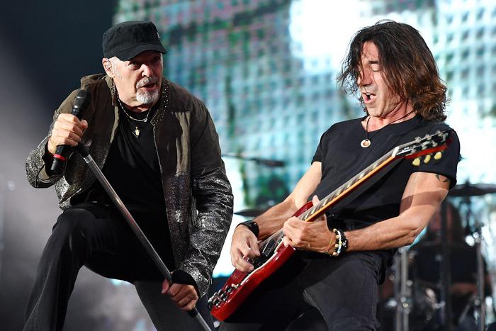 Vasco Rossi, il chitarrista Stef Burns denuncia: "Mi hanno rubato l'attrezzatura a Milano"