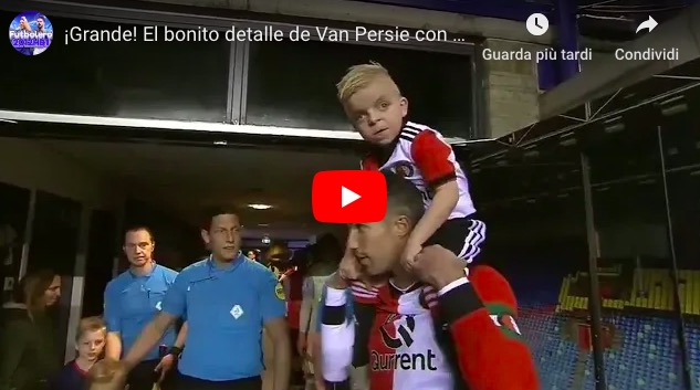 Il bimbo è timido e Robin van Persie lo prende in spalla: l'ingresso in campo è da sogno. VIDEO