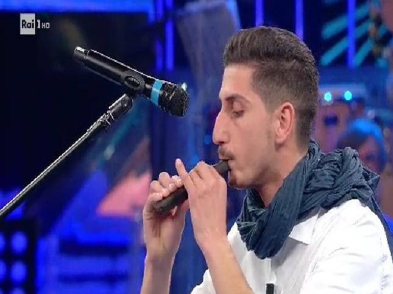 La Corrida, Riccardo Termini incanta tutti suonando un flauto... di cioccolato VIDEO