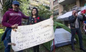 Rom cacciati da Casal Bruciato: mamma 20enne occupa la casa, poi si accampa davanti con la tenda6