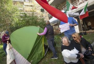 Rom cacciati da Casal Bruciato: mamma 20enne occupa la casa, poi si accampa davanti con la tenda3