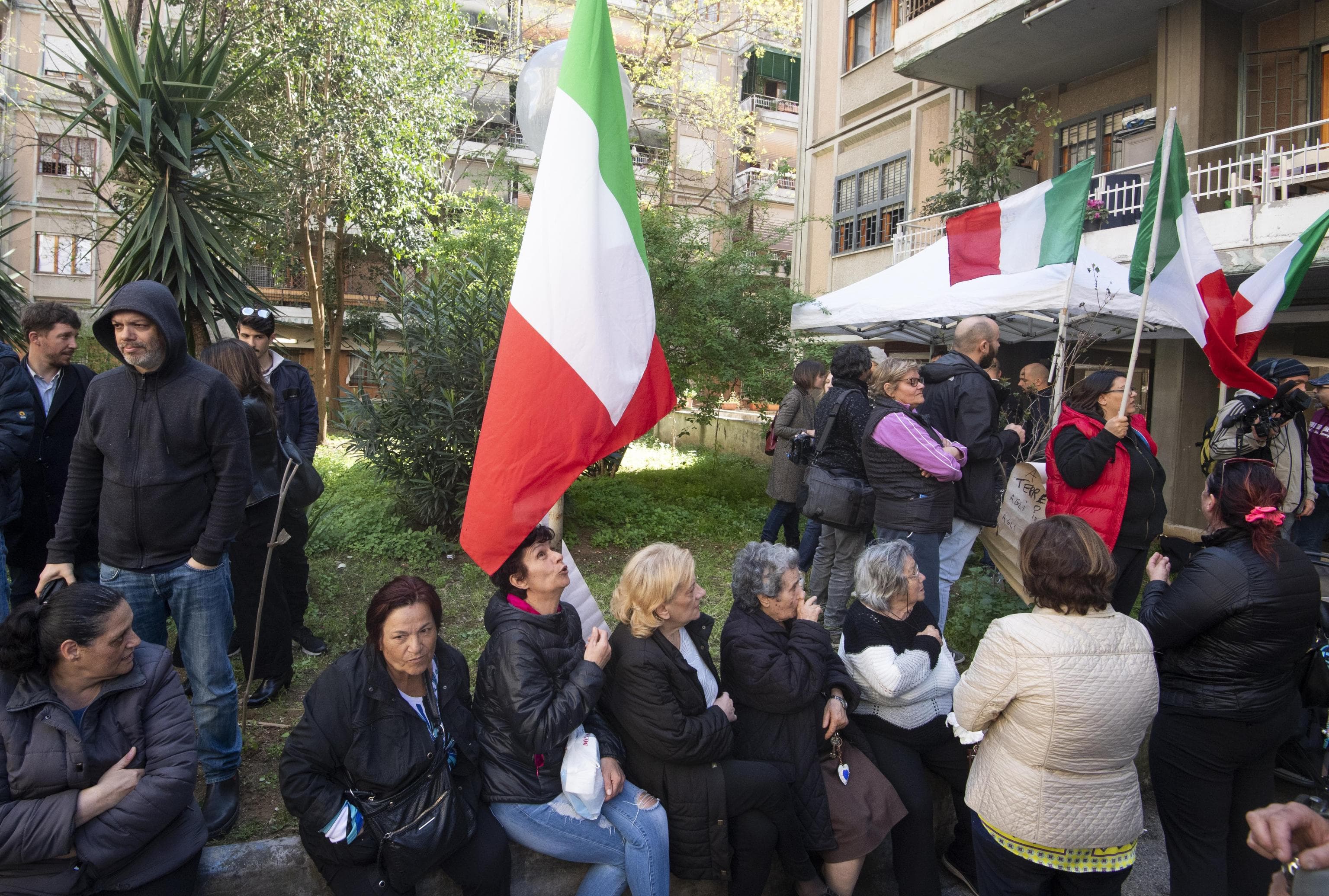Rom cacciati da Casal Bruciato: mamma 20enne occupa la casa, poi si accampa davanti con la tenda77