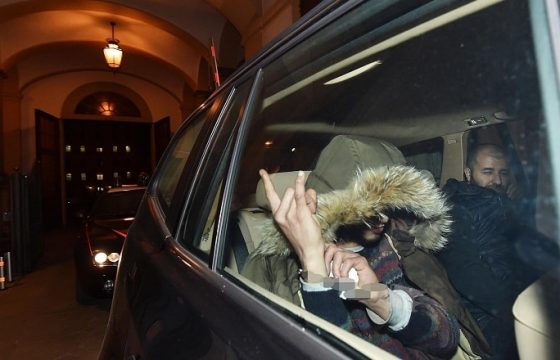 Said Machaouat fa le corna dopo l'arresto per l'omicidio di Stefano Leo5