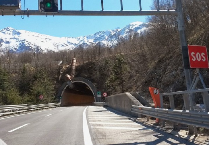 A24, 53enne scende dall'auto e si lancia giù dal viadotto (foto Ansa)