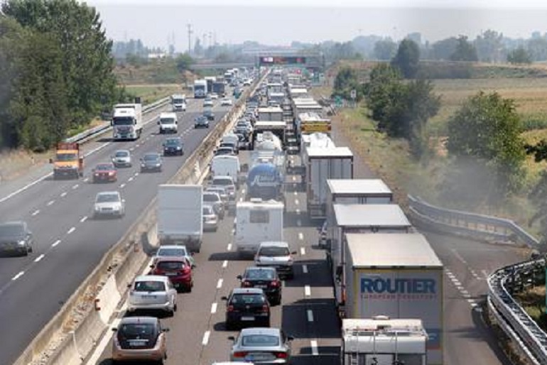 A4, due incidenti bloccano l'autostrada. Coda di 14 km (foto Ansa)