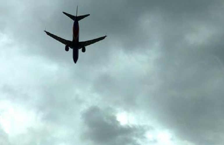 Pisa, tenta di aprire il portellone dell'aereo in volo: immobilizzato dagli altri passeggeri (foto d'archivio Ansa)