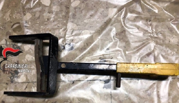 Arzano (Napoli): litiga coi genitori, dà fuoco a casa poi va da un amico e aggredisce il padre