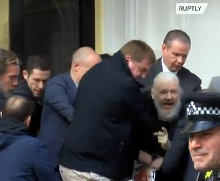 Julian Assange, il suo arresto è una tragedia greca. Pagherà lui la fine dell'innocenza del Web