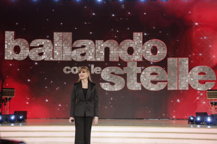 Ballando con le Stelle, Milly Carlucci sogna Cristiano Ronaldo in trasmissione: "Quegli addominali..."