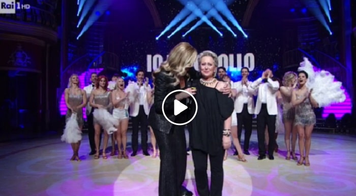 Ballando con le Stelle, Carolyn Smith ballerina per una notte e Milly Carlucci si commuove: "Per noi..."