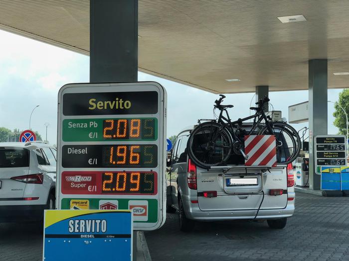 Benzina, in autostrada oltre i 2 euro al litro. E un pieno arriva a costare fino a 20 euro in più