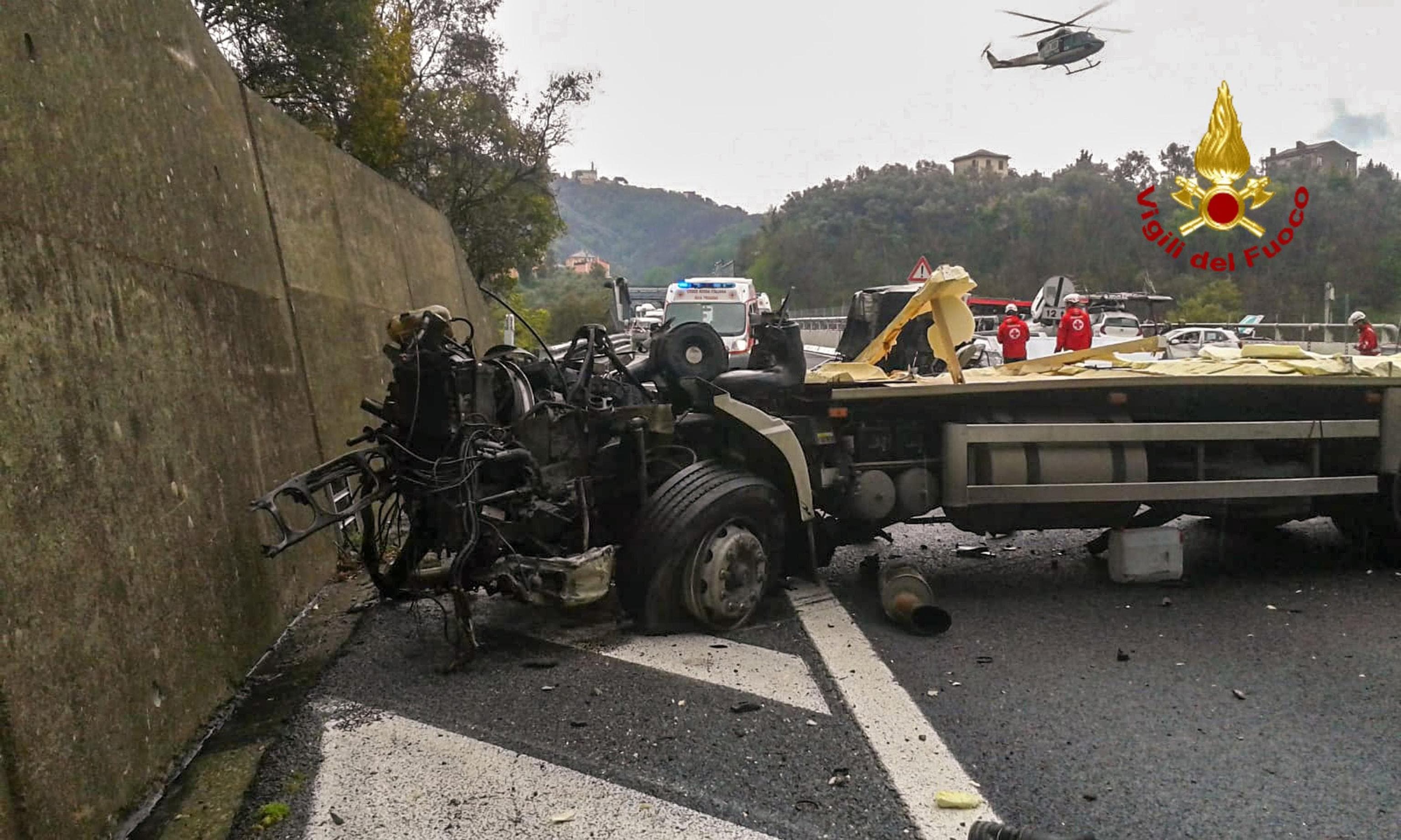 A12, tir finisce contro una bisarca: due morti. Chiuso il tratto tra Lavagna e Sestri