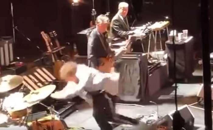 Bob Dylan inciampa sul palco. Poi se la prende col pubblico: "Basta foto. Suoniamo o ci mettiamo in posa?"