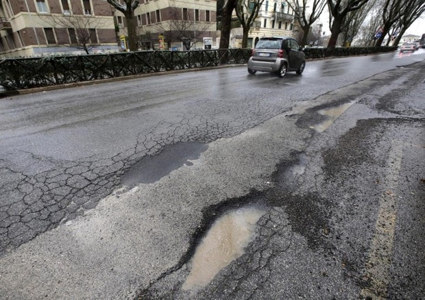 Cirié (Torino): c'è una buca nella strada. Luca, operaio di 22 anni, la ripara da solo