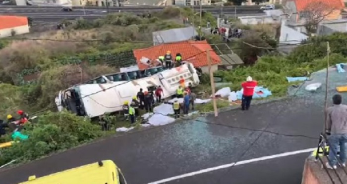 Madeira, bus turistico precipita sopra una casa: diversi morti