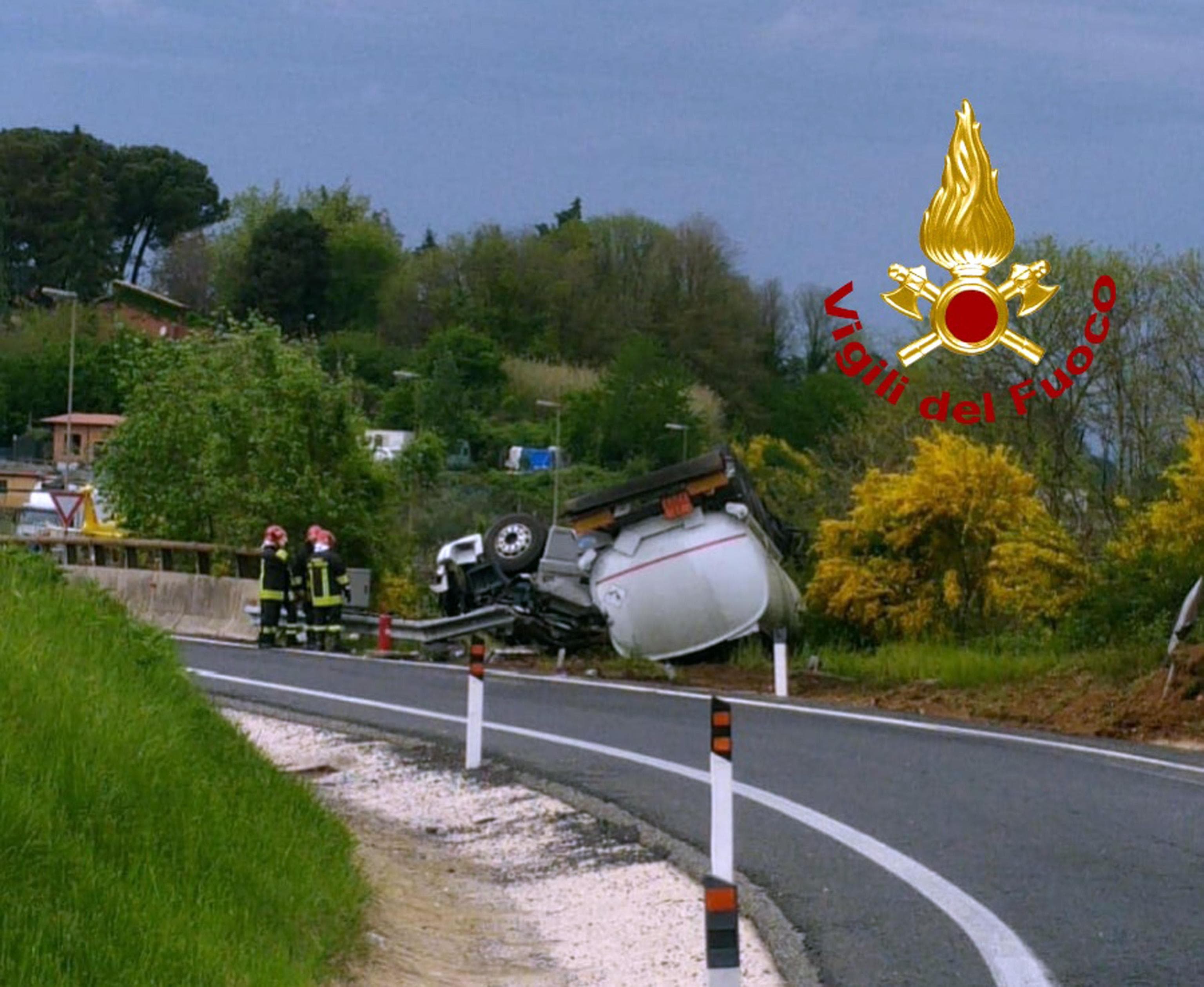 A1, due incidenti in poche ore. Camion-cisterna carica di gasolio si ribalta: strata bloccata