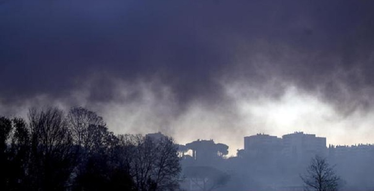 Incendio discarica abusiva di via Collatina Vecchia, Raggi: "Siamo sotto attacco della criminalità" (foto Ansa)