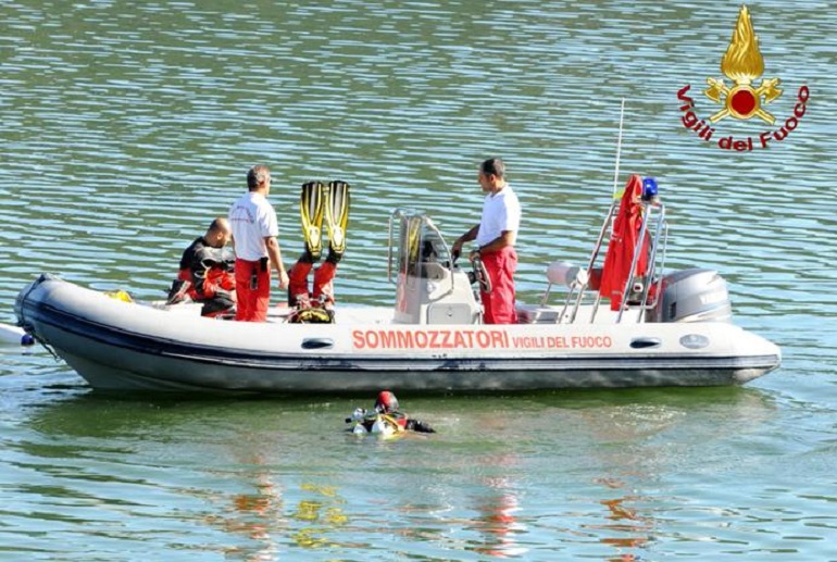 Lago di Como, due cadaveri ripescati dai Vigili del Fuoco (foto Ansa)