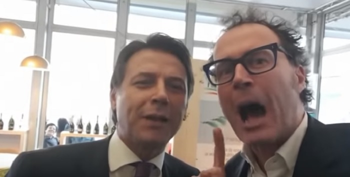 Giuseppe Conte imita il suo imitatore: "Sono al decimo bicchiere di vino" VIDEO