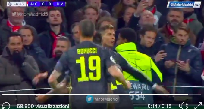 Cristiano Ronaldo segna, tifoso invade il campo per abbracciarlo