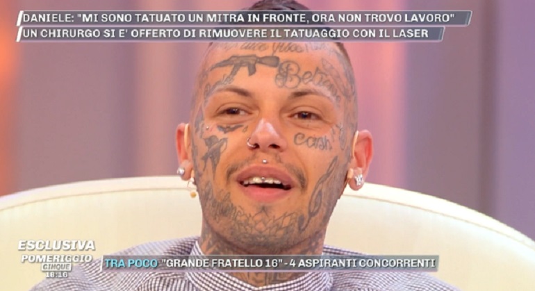 Pomeriggio 5, Daniele Di Bella, il ragazzo con il mitra tatuato in faccia: "Non trovo lavoro"