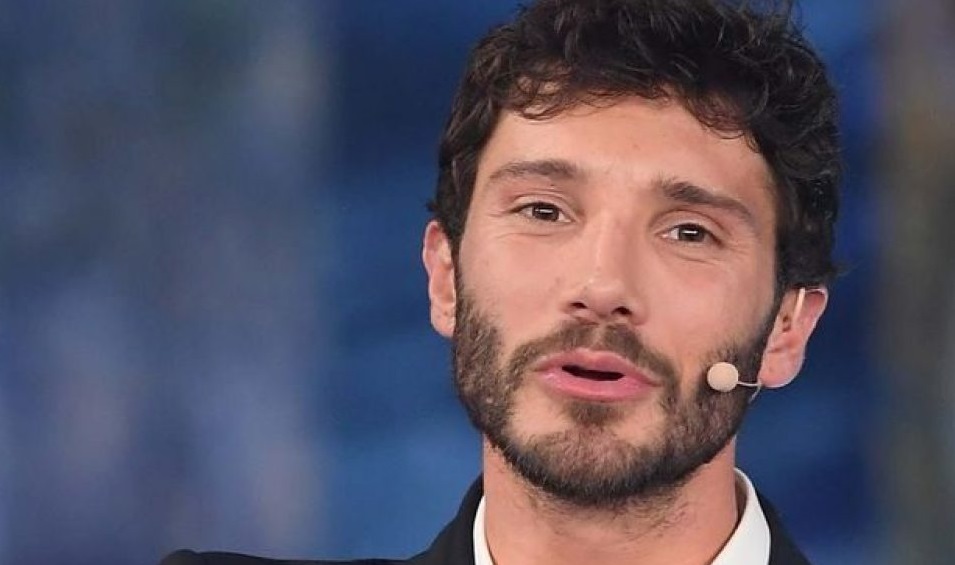 Made in Sud, Stefano De Martino canta "Perdere l'amore" e le fan...