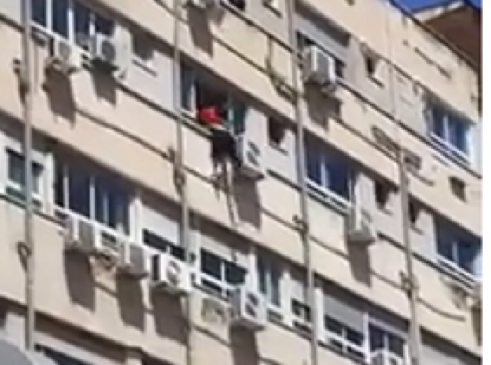 Napoli, donna tenta di lanciarsi da finestra ospedale Santobono