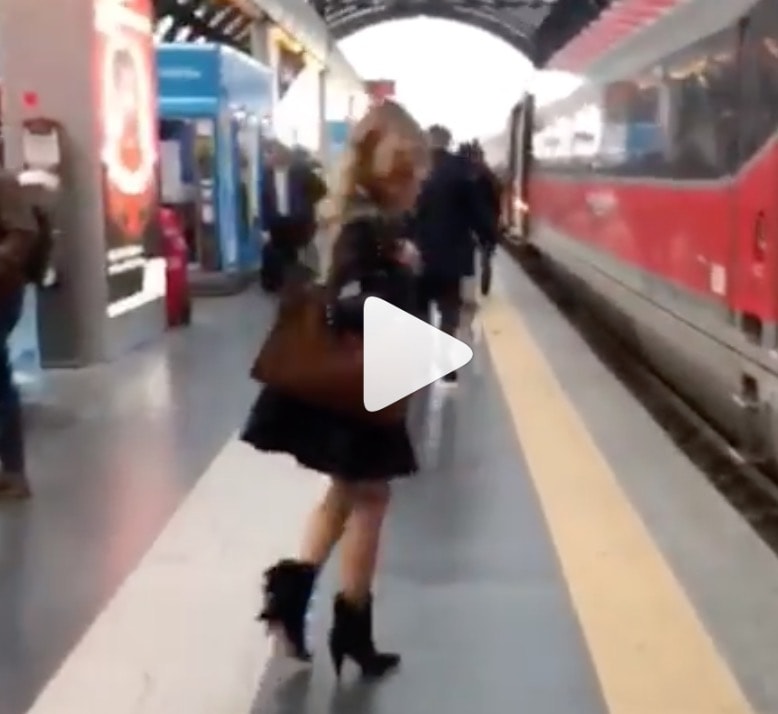 Barbara D'Urso gioca a nascondino in Stazione Centrale a Milano, ma tutti la ignorano