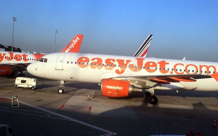 EasyJet abolisce le noccioline sui voli: rischio per i passeggeri allergici