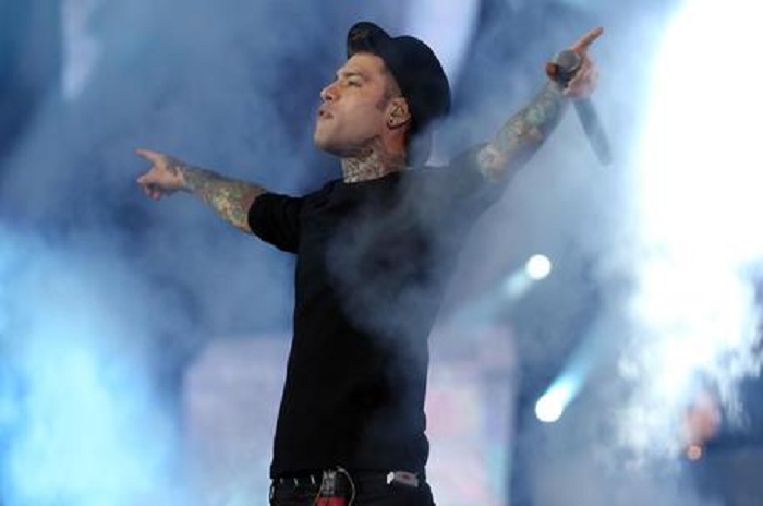 Fedez: "Gay contro natura? E uno che cammina sull'acqua non lo è?"