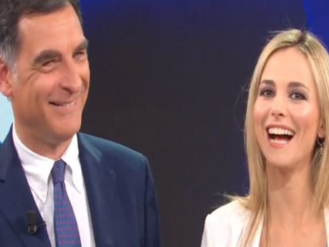 La Vita in Diretta, Francesca Fialdini e Tiberio Timperi: prima le barzellette, poi la critica agli autori