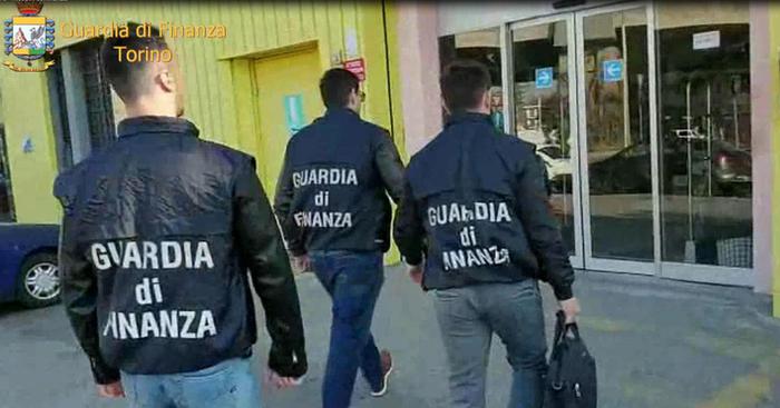 Cachemire? No, acrilico del Bangladesh. Sequestrati 40mila maglioni: Cotton & Silk frodata