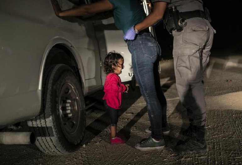 World Press Photo: la bambina che piange al confine tra Messico e Usa foto dell'anno