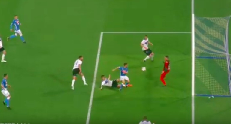 Gol rocambolesco, Mertens segna con i glutei!