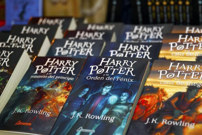 Harry Potter è considerato blasfemo: in Polonia i preti bruciano i libri che promuovono la magia