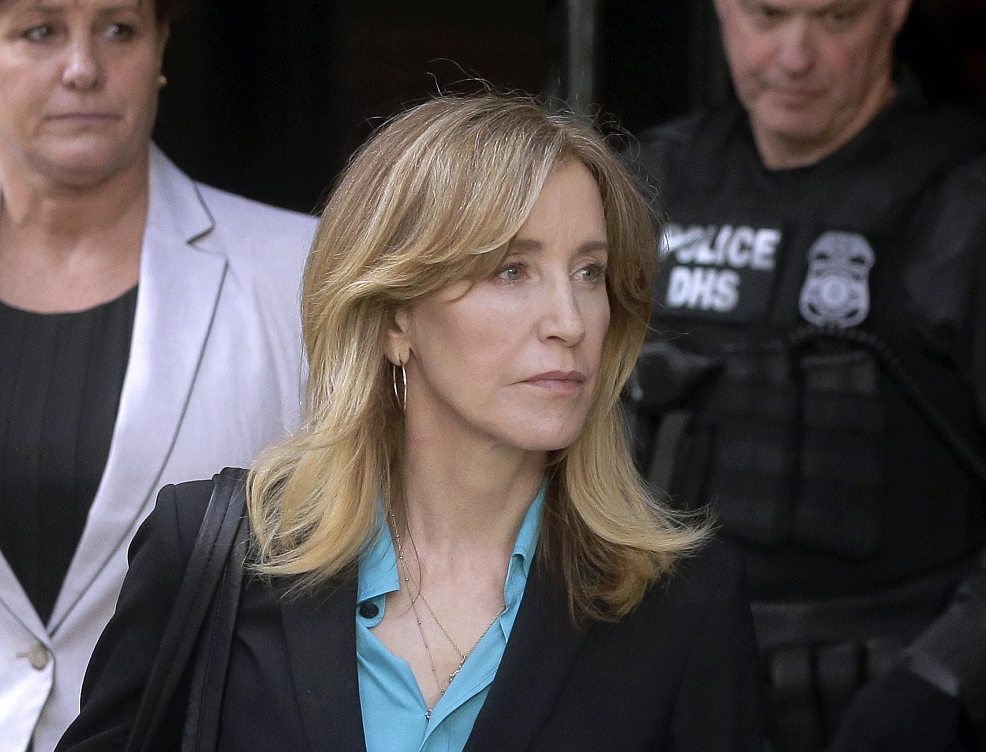 Felicity Huffman, scandalo mazzette per far entrare i figli al college: l'attrice si dichiara colpevole