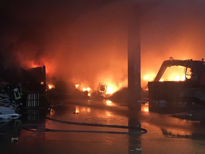 Rogno (Bergamo), incendio in azienda di rifiuti: sos nube tossica, sindaco ordina finestre chiuse