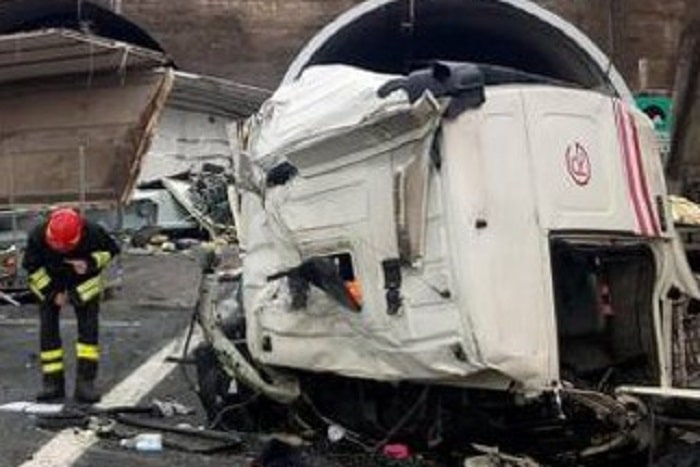 Aurelia: brutto incidente all'altezza di Orbetello. Auto contro tir: un morto